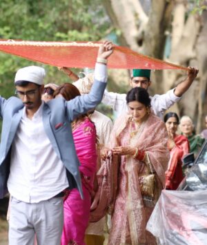 Neyha Thakur Instagram - ✨
village traditions और मेरी
#mandiyali roots
#brothermarriage Perfect pictures toh nahin , bsss… real moments✨
Honestly….brother ki shaadi mein perfect ready hone ka time (aur mood) dono nahi tha 😅 😃kyunki mann sirf shaadi…rituals aur family ke saath enjoy karne ka tha ❤️