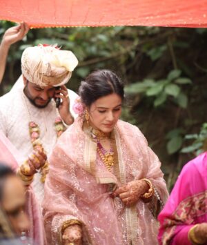 Neyha Thakur Instagram - ✨
village traditions और मेरी
#mandiyali roots
#brothermarriage Perfect pictures toh nahin , bsss… real moments✨
Honestly….brother ki shaadi mein perfect ready hone ka time (aur mood) dono nahi tha 😅 😃kyunki mann sirf shaadi…rituals aur family ke saath enjoy karne ka tha ❤️