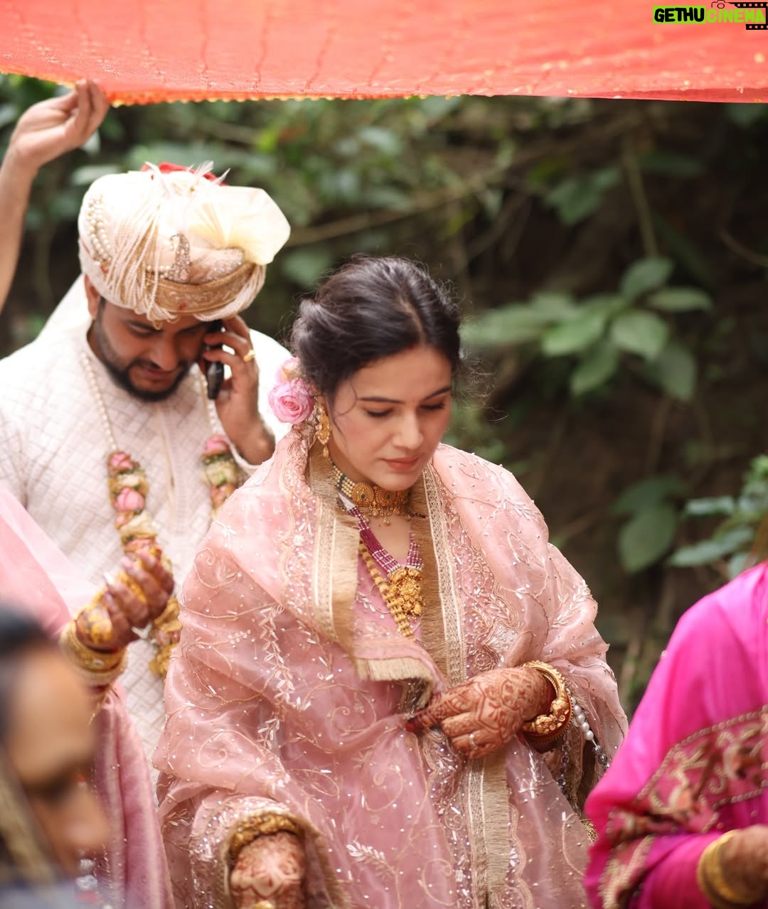 Neyha Thakur - 41.4K Likes - ✨
village traditions और मेरी 
#mandiyali roots 
#brothermarriage Perfect pictures toh nahin , bsss… real moments✨

Honestly….brother ki shaadi mein perfect ready hone ka time (aur mood) dono nahi tha 😅 😃kyunki mann sirf shaadi…rituals aur family ke saath enjoy karne ka tha ❤️