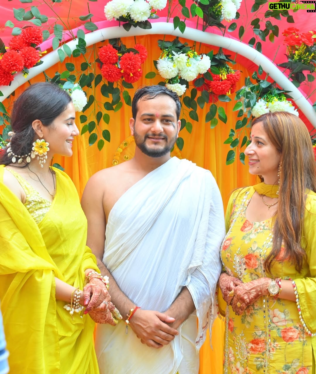 Neyha Thakur - 41.4K Likes - ✨
village traditions और मेरी 
#mandiyali roots 
#brothermarriage Perfect pictures toh nahin , bsss… real moments✨

Honestly….brother ki shaadi mein perfect ready hone ka time (aur mood) dono nahi tha 😅 😃kyunki mann sirf shaadi…rituals aur family ke saath enjoy karne ka tha ❤️
