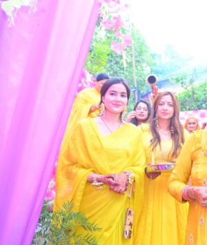 Neyha Thakur Instagram - ✨
village traditions और मेरी
#mandiyali roots
#brothermarriage Perfect pictures toh nahin , bsss… real moments✨
Honestly….brother ki shaadi mein perfect ready hone ka time (aur mood) dono nahi tha 😅 😃kyunki mann sirf shaadi…rituals aur family ke saath enjoy karne ka tha ❤️