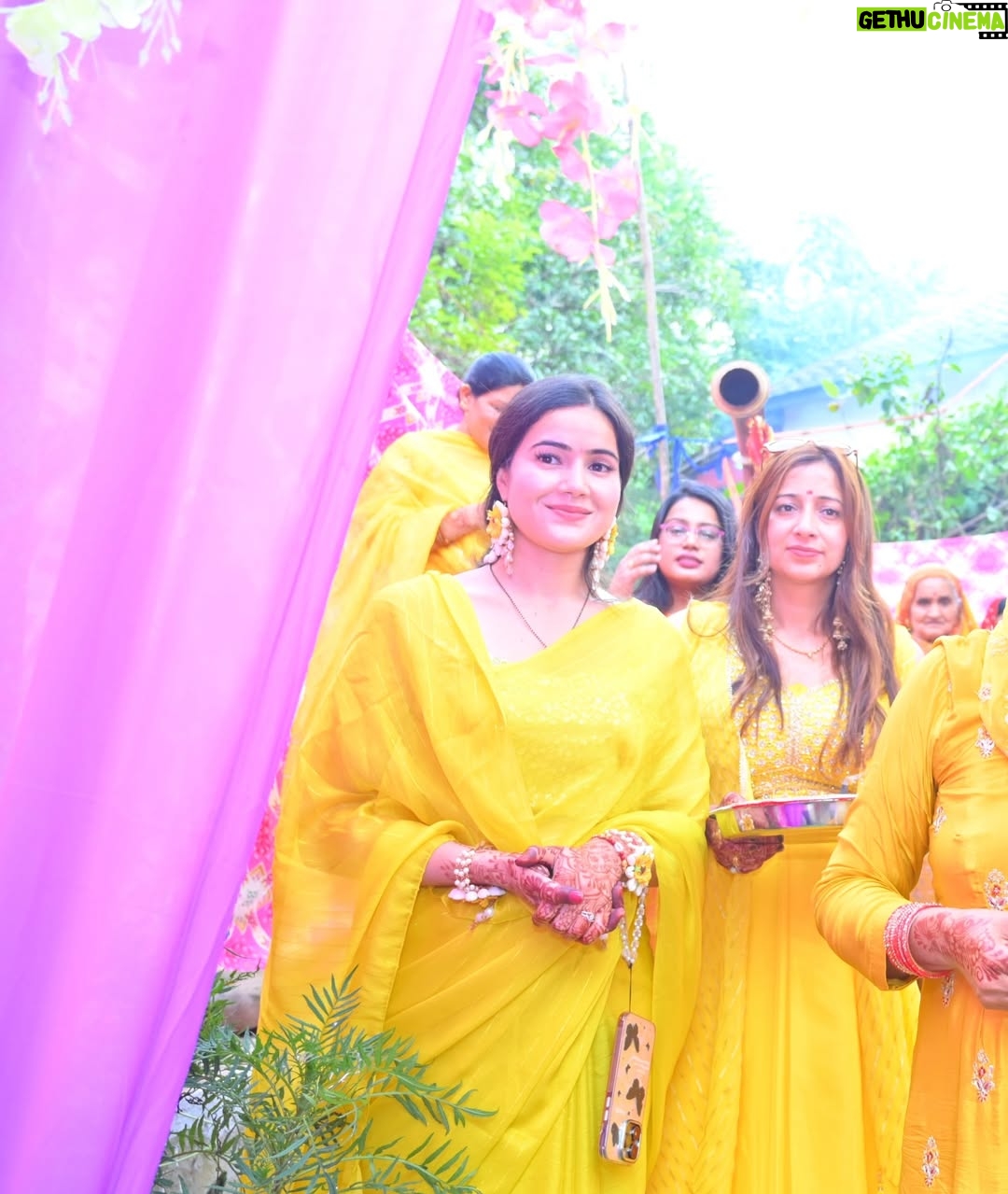 Neyha Thakur - 41.4K Likes - ✨
village traditions और मेरी 
#mandiyali roots 
#brothermarriage Perfect pictures toh nahin , bsss… real moments✨

Honestly….brother ki shaadi mein perfect ready hone ka time (aur mood) dono nahi tha 😅 😃kyunki mann sirf shaadi…rituals aur family ke saath enjoy karne ka tha ❤️