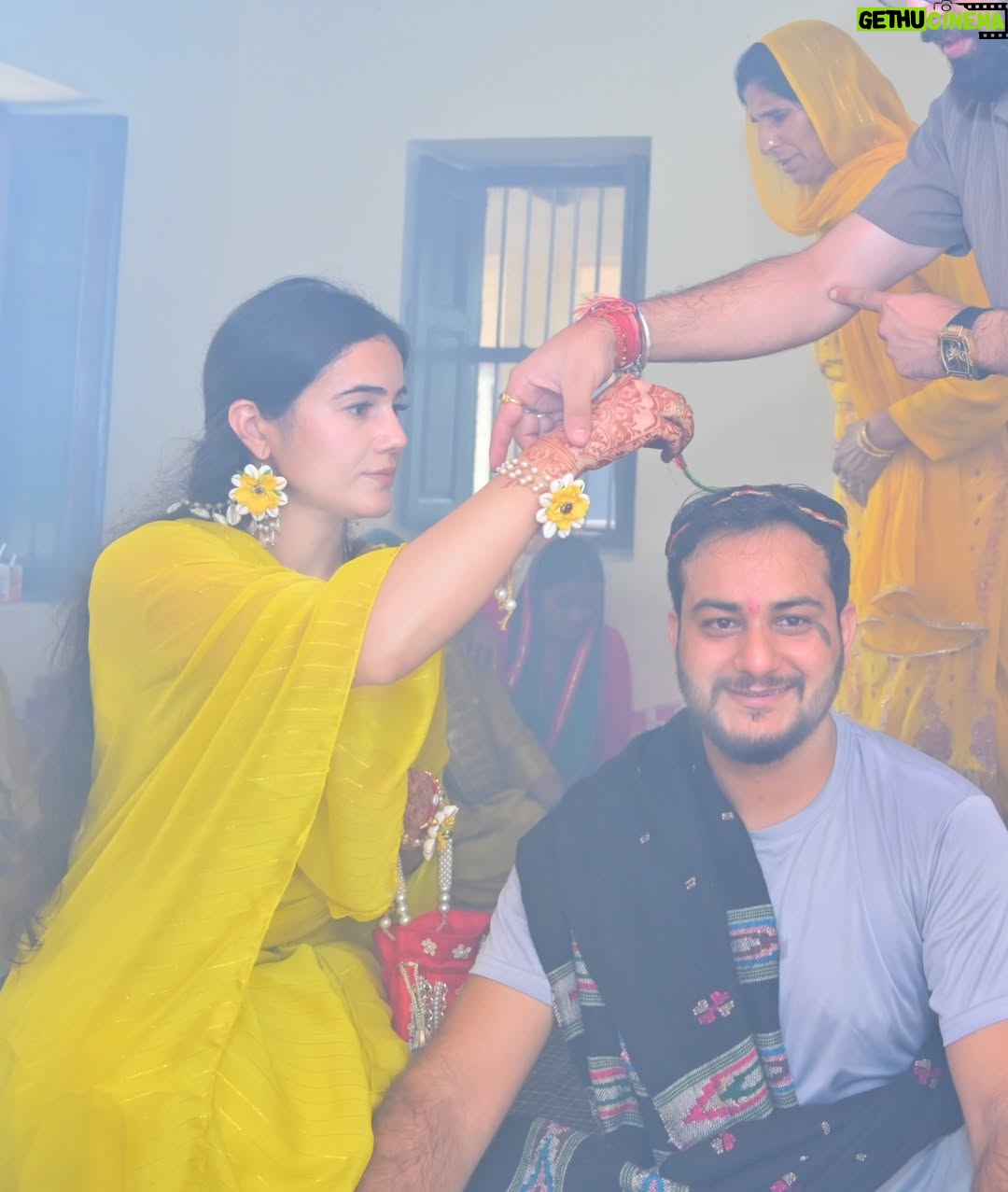 Neyha Thakur - 41.4K Likes - ✨
village traditions और मेरी 
#mandiyali roots 
#brothermarriage Perfect pictures toh nahin , bsss… real moments✨

Honestly….brother ki shaadi mein perfect ready hone ka time (aur mood) dono nahi tha 😅 😃kyunki mann sirf shaadi…rituals aur family ke saath enjoy karne ka tha ❤️