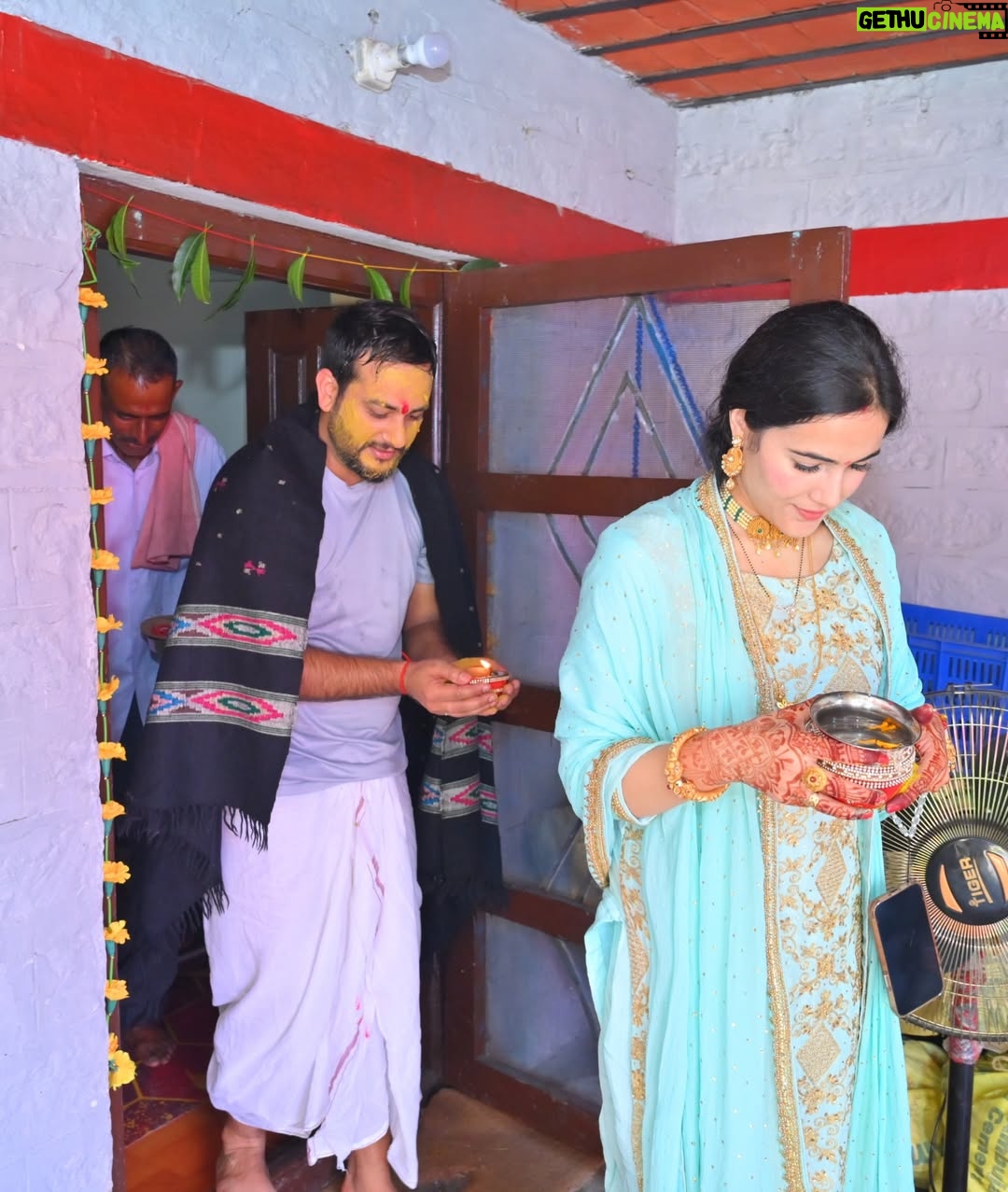 Neyha Thakur - 41.4K Likes - ✨
village traditions और मेरी 
#mandiyali roots 
#brothermarriage Perfect pictures toh nahin , bsss… real moments✨

Honestly….brother ki shaadi mein perfect ready hone ka time (aur mood) dono nahi tha 😅 😃kyunki mann sirf shaadi…rituals aur family ke saath enjoy karne ka tha ❤️