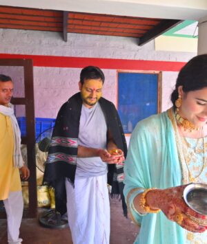 Neyha Thakur Instagram - ✨
village traditions और मेरी
#mandiyali roots
#brothermarriage Perfect pictures toh nahin , bsss… real moments✨
Honestly….brother ki shaadi mein perfect ready hone ka time (aur mood) dono nahi tha 😅 😃kyunki mann sirf shaadi…rituals aur family ke saath enjoy karne ka tha ❤️