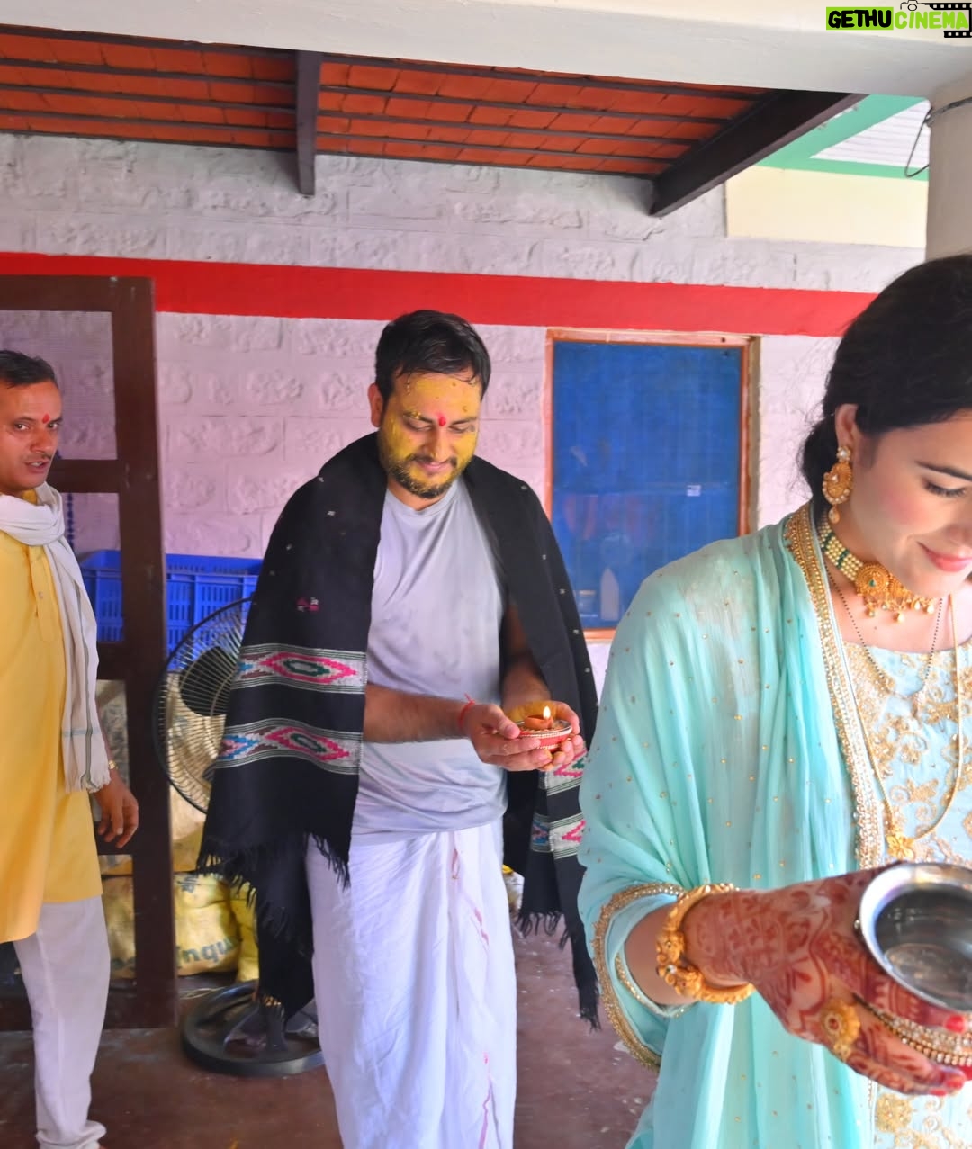 Neyha Thakur - 41.4K Likes - ✨
village traditions और मेरी 
#mandiyali roots 
#brothermarriage Perfect pictures toh nahin , bsss… real moments✨

Honestly….brother ki shaadi mein perfect ready hone ka time (aur mood) dono nahi tha 😅 😃kyunki mann sirf shaadi…rituals aur family ke saath enjoy karne ka tha ❤️