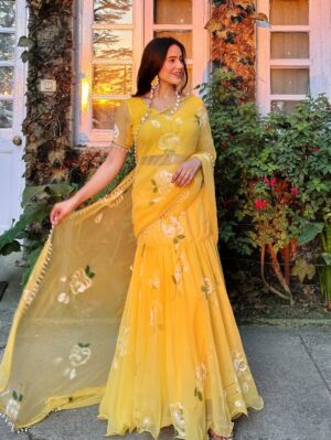 Neyha Thakur Instagram - ✨my happy color 💛🌼🌻
Wearing: @thetraditionallabel