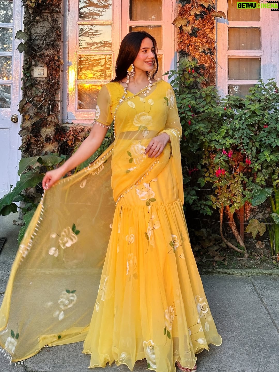 Neyha Thakur - 56.3K Likes - ✨my happy color 💛🌼🌻

Wearing: @thetraditionallabel