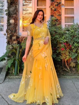 Neyha Thakur Instagram - ✨my happy color 💛🌼🌻
Wearing: @thetraditionallabel