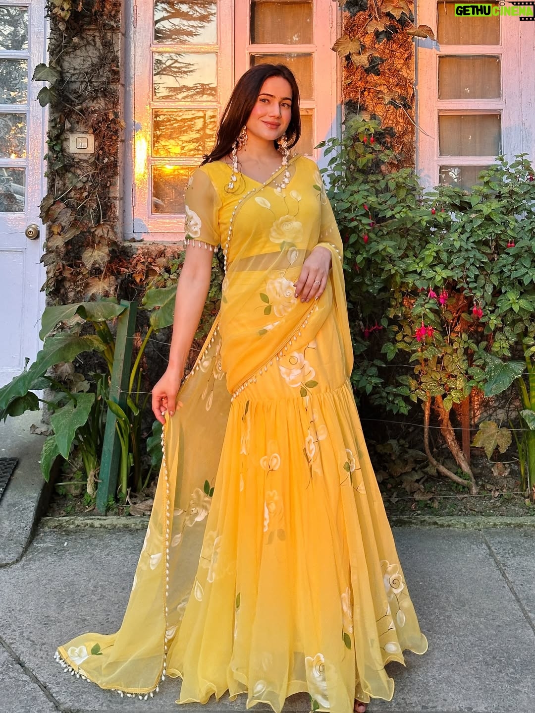 Neyha Thakur - 56.3K Likes - ✨my happy color 💛🌼🌻

Wearing: @thetraditionallabel