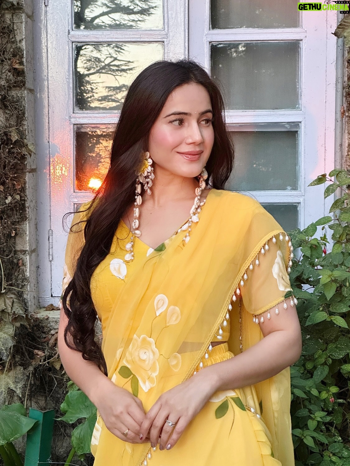 Neyha Thakur - 56.3K Likes - ✨my happy color 💛🌼🌻

Wearing: @thetraditionallabel
