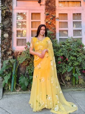 Neyha Thakur Instagram - ✨my happy color 💛🌼🌻
Wearing: @thetraditionallabel