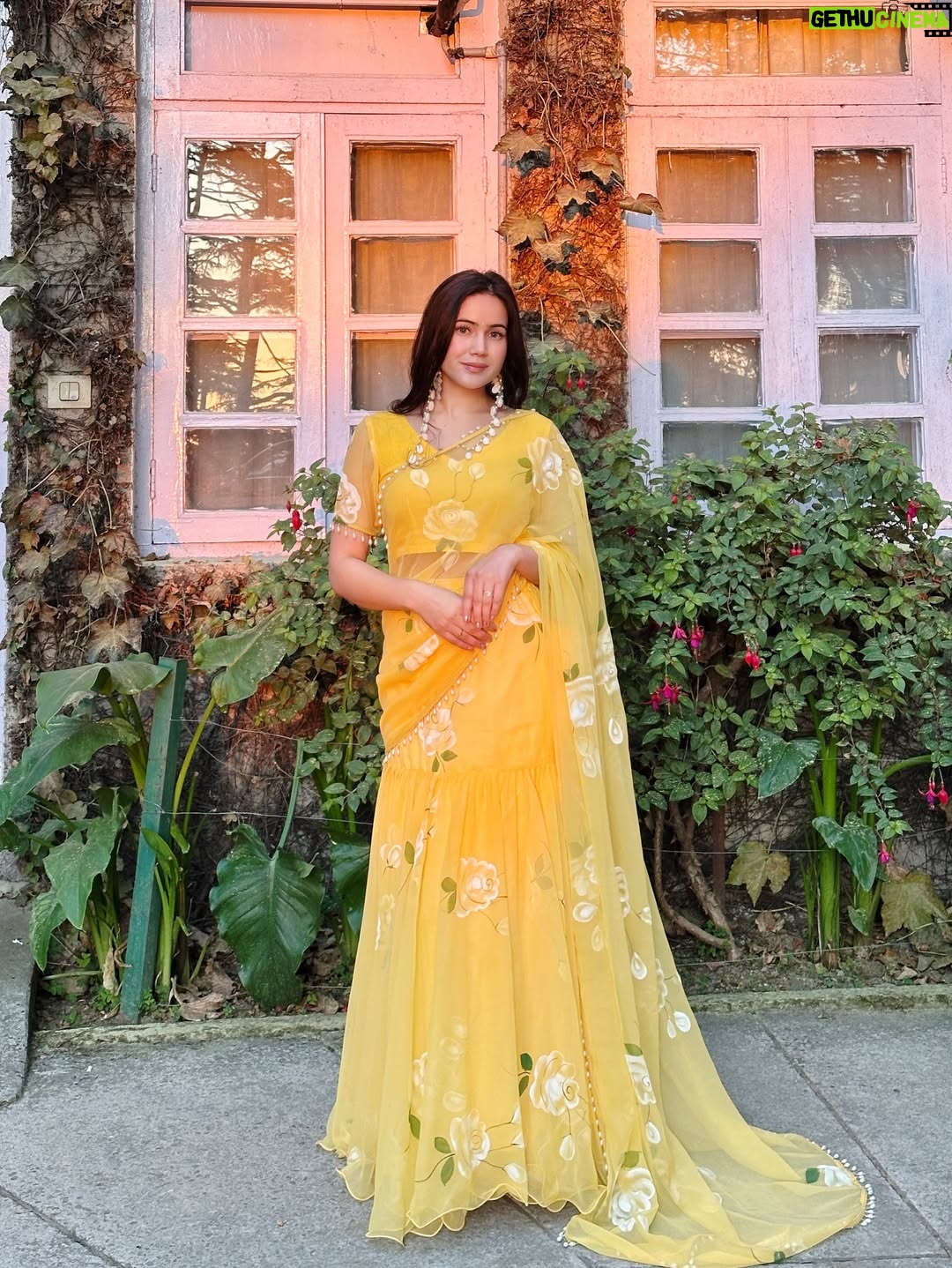 Neyha Thakur - 56.3K Likes - ✨my happy color 💛🌼🌻

Wearing: @thetraditionallabel