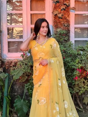 Neyha Thakur Instagram - ✨my happy color 💛🌼🌻
Wearing: @thetraditionallabel
