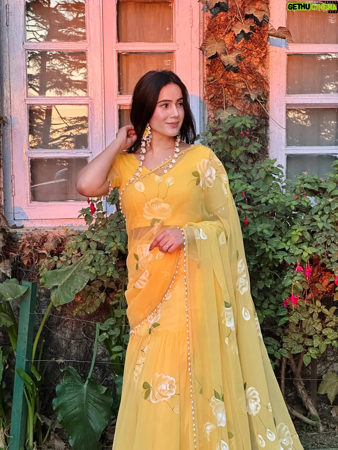 Neyha Thakur - 56.3K Likes - ✨my happy color 💛🌼🌻

Wearing: @thetraditionallabel