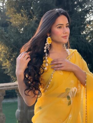 Neyha Thakur Instagram - ✨my happy color 💛🌼🌻
Wearing: @thetraditionallabel