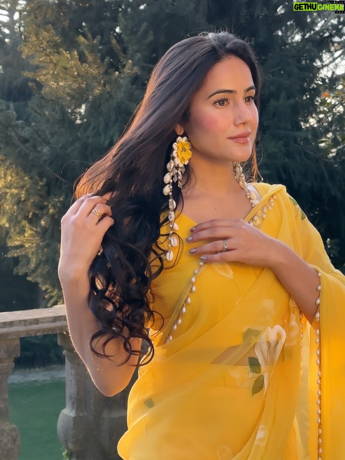 Neyha Thakur - 56.3K Likes - ✨my happy color 💛🌼🌻

Wearing: @thetraditionallabel