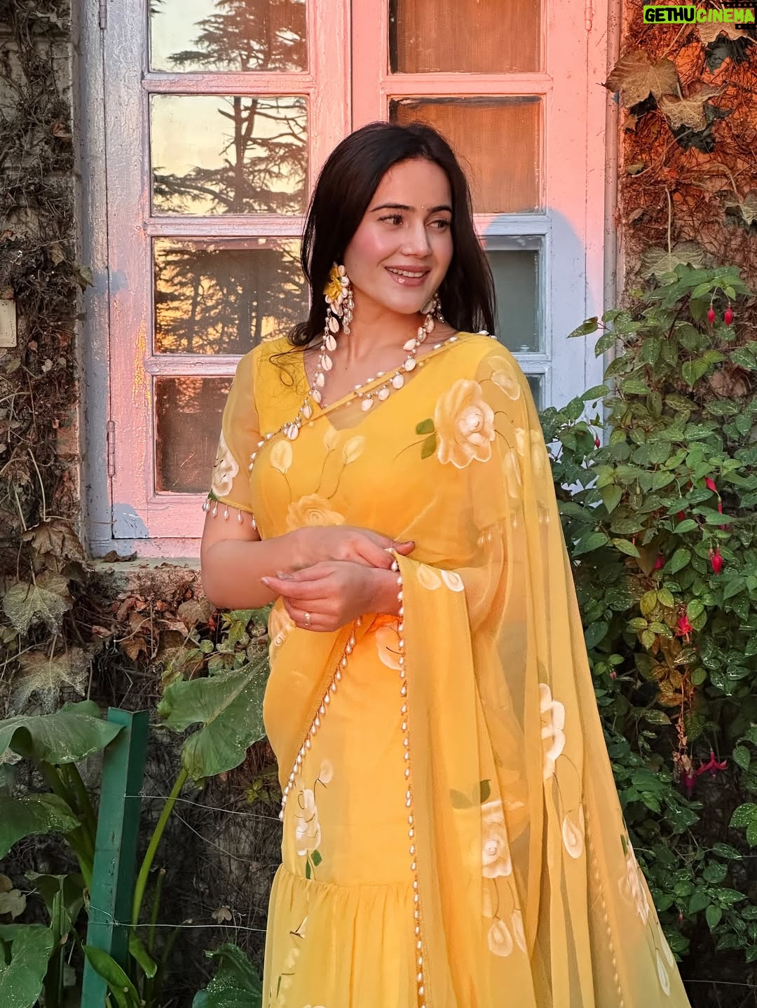 Neyha Thakur - 56.3K Likes - ✨my happy color 💛🌼🌻

Wearing: @thetraditionallabel