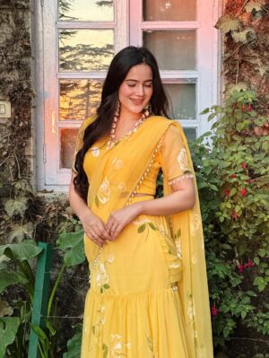 Neyha Thakur Instagram - ✨my happy color 💛🌼🌻
Wearing: @thetraditionallabel