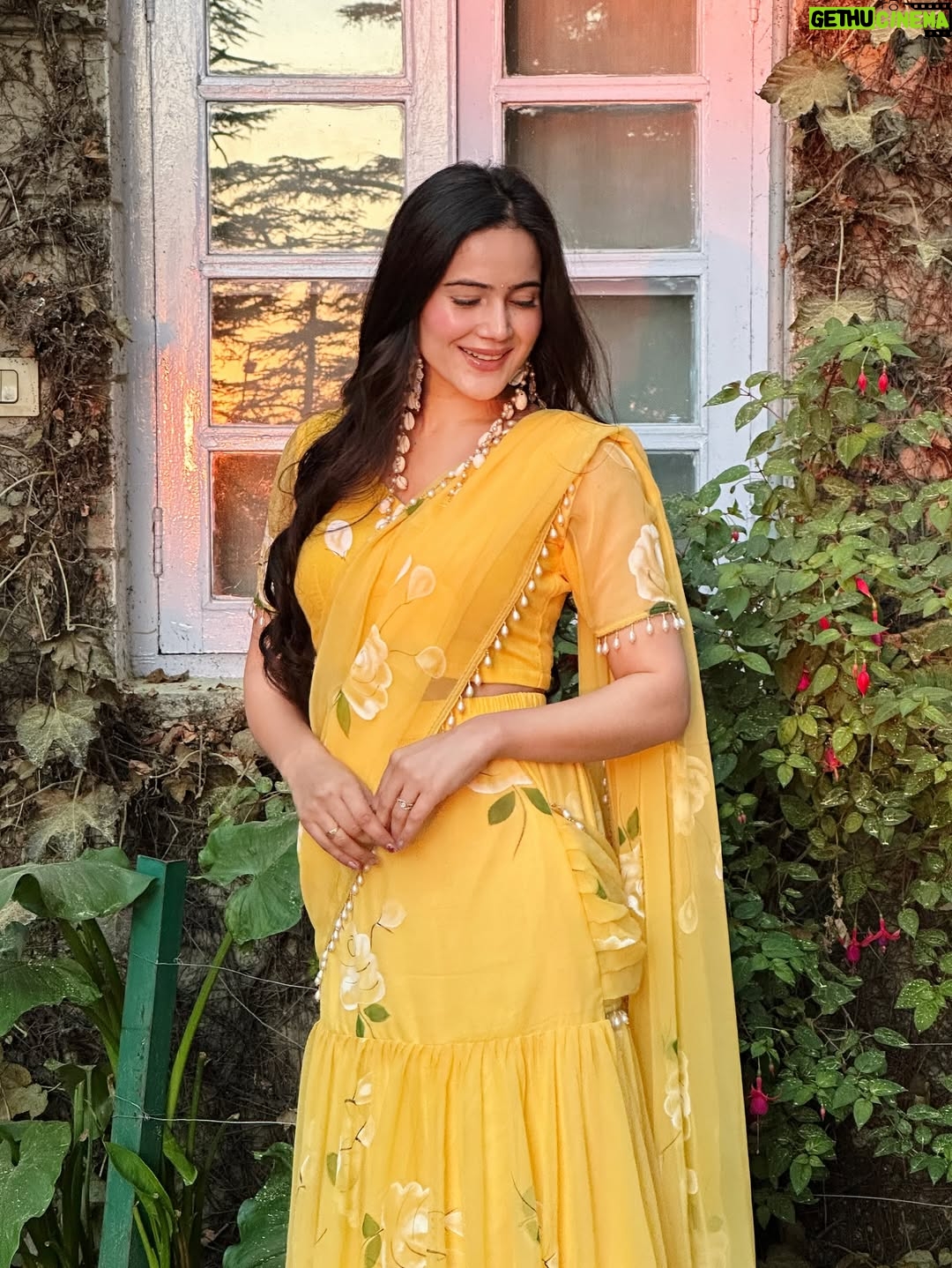 Neyha Thakur - 56.3K Likes - ✨my happy color 💛🌼🌻

Wearing: @thetraditionallabel