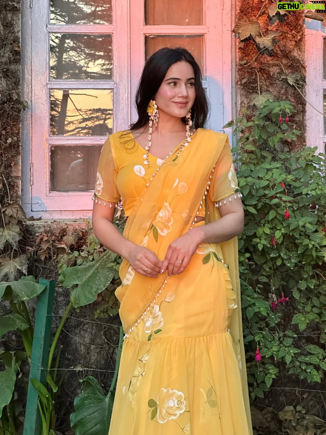 Neyha Thakur - 56.3K Likes - ✨my happy color 💛🌼🌻

Wearing: @thetraditionallabel