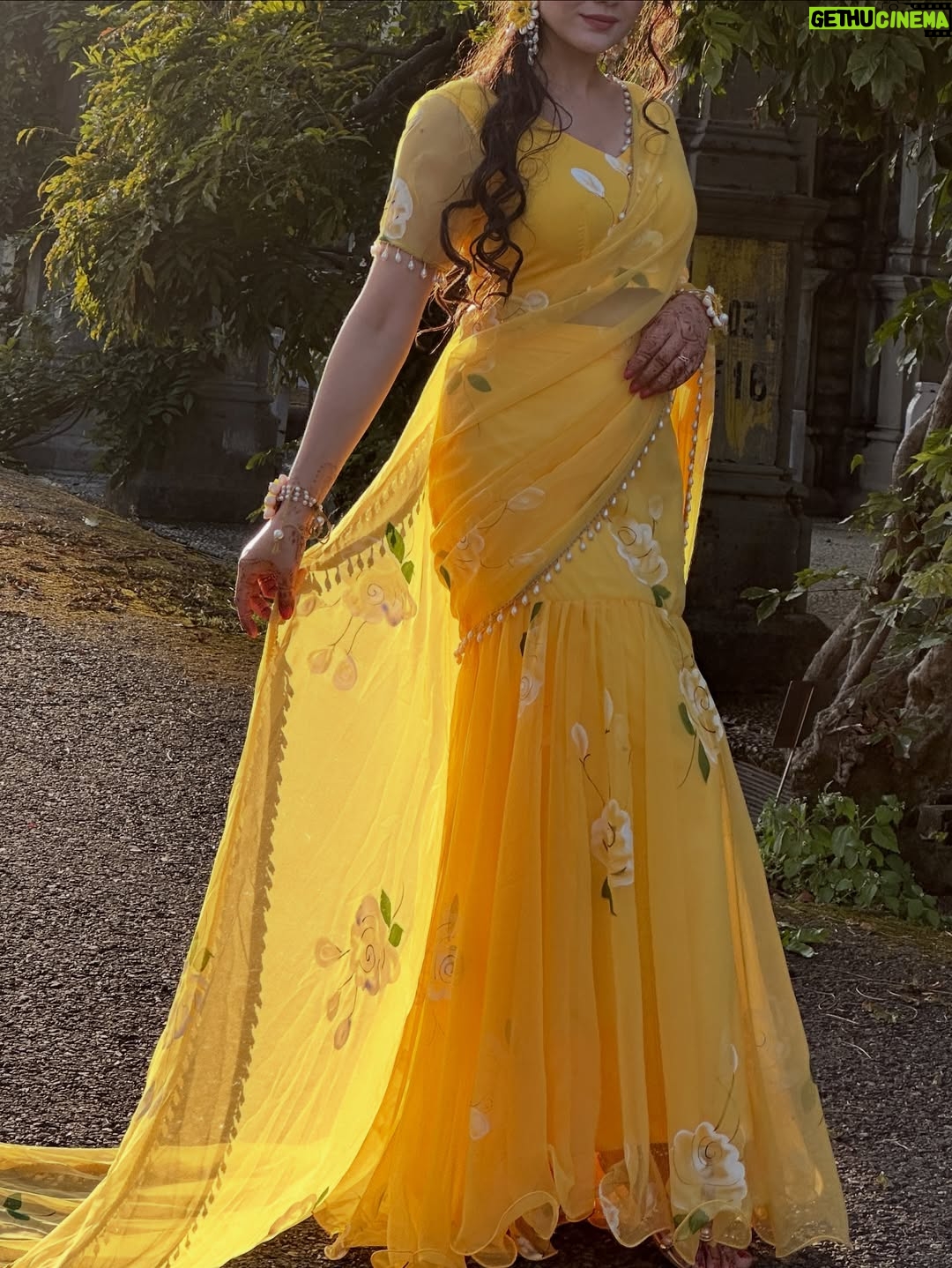 Neyha Thakur - 56.3K Likes - ✨my happy color 💛🌼🌻

Wearing: @thetraditionallabel