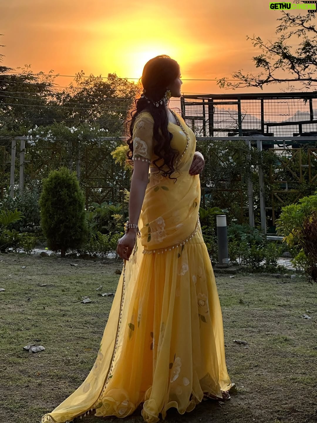 Neyha Thakur - 56.3K Likes - ✨my happy color 💛🌼🌻

Wearing: @thetraditionallabel