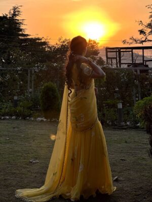 Neyha Thakur Instagram - ✨my happy color 💛🌼🌻
Wearing: @thetraditionallabel