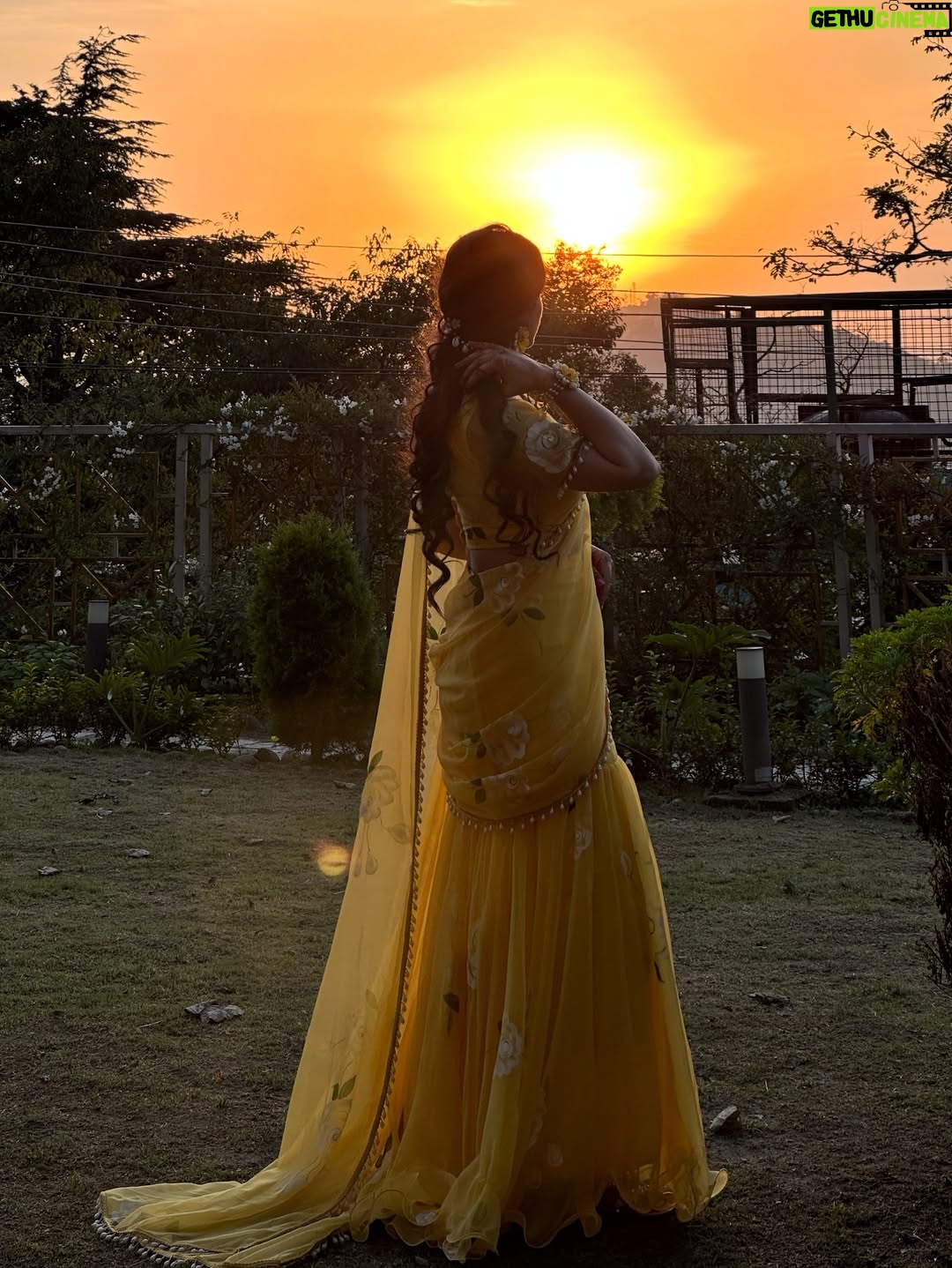 Neyha Thakur - 56.3K Likes - ✨my happy color 💛🌼🌻

Wearing: @thetraditionallabel