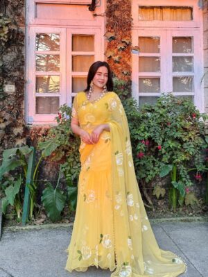 Neyha Thakur Instagram - ✨my happy color 💛🌼🌻
Wearing: @thetraditionallabel
