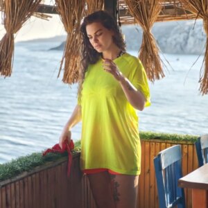 Nez Instagram - Dağ havası, bağ havası ve deniz havası.

 Dedemizden bize kalan en kıymetli şey 

#homeiswheretheheartis❤️ #avsaciftlik #tatil2025 #nez