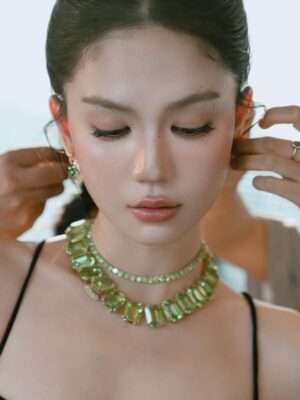 Ngoc Trinh Instagram - Pha lê lặng lẽ bắt sáng, còn Trinh thì nhẹ nhàng bắt trend #SummerVibes 💚✨ #ngoctrinh #ngoctrinh89 

@swarovski  @swarovski_retailer_vietnam  #Swarovski #SwarovskiMillenia #SwarovskiIdyllia