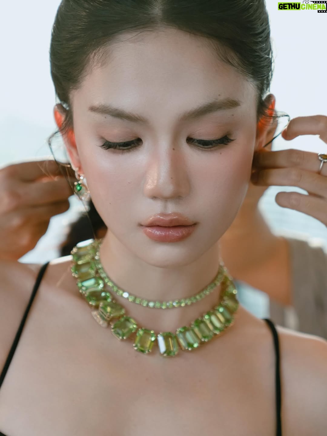 Ngoc Trinh - 124.4K Likes - Pha lê lặng lẽ bắt sáng, còn Trinh thì nhẹ nhàng bắt trend #SummerVibes 💚✨ #ngoctrinh #ngoctrinh89 

@swarovski  @swarovski_retailer_vietnam  #Swarovski #SwarovskiMillenia #SwarovskiIdyllia