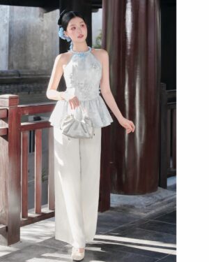 Ngoc Trinh Instagram - Ngày mai, 2026 sẽ bắt đầu 🌱

Nếu quay lại 5 năm trước, Trinh chắc chắn không thể hình dung được mình của hôm nay.
Không phải một phiên bản rực rỡ hơn, mà là một phiên bản lắng hơn, sâu hơn.
Vẫn “động”, nhưng là sự chuyển động ở bên trong, nơi Trinh học cách nhìn lại chính mình, thay vì chỉ mải nhìn ra thế giới bên ngoài.

Ngày trước, Trinh cũng yêu bản thân.
Nhưng đó là kiểu yêu phải cố gắng: cố gắng mạnh mẽ hơn, giỏi hơn, tốt hơn trong mắt người khác.
Còn bây giờ, Trinh học một cách yêu khác. Yêu những gì mình đang có, yêu cả những vết xước, những tổn thương, những khuyết điểm… và cả đứa trẻ nhỏ bé trong tâm hồn mình, đã từng buồn, từng sợ, từng tổn thương rất nhiều.

Có lẽ, trưởng thành không làm con người ta hào nhoáng hơn.
Trưởng thành chỉ khiến mình bình yên hơn.
Ít ồn ào hơn, ít chứng minh hơn, nhưng lại dịu dàng với chính mình nhiều hơn 💗

Trinh biết ơn vì sau tất cả những biến cố, mình vẫn còn được làm công việc mình yêu.
Được đứng trước ống kính, được livestream, bán hàng, đóng phim.
Và quan trọng nhất là vẫn được mọi người yêu thương, tin tưởng và ở lại.

Cảm ơn những người đã đồng hành cùng Trinh, không chỉ trong những lúc rực rỡ, mà cả những lúc Trinh lặng im nhất 🤍

Chúc cho năm 2026, tất cả chúng ta được sống đúng với trái tim mình, làm điều mình yêu, và đủ bình yên để mỉm cười với chính bản thân mỗi ngày 💛 #ngoctrinh #ngoctrinh89

Chúc mừng năm mới 2026 🥂🎆