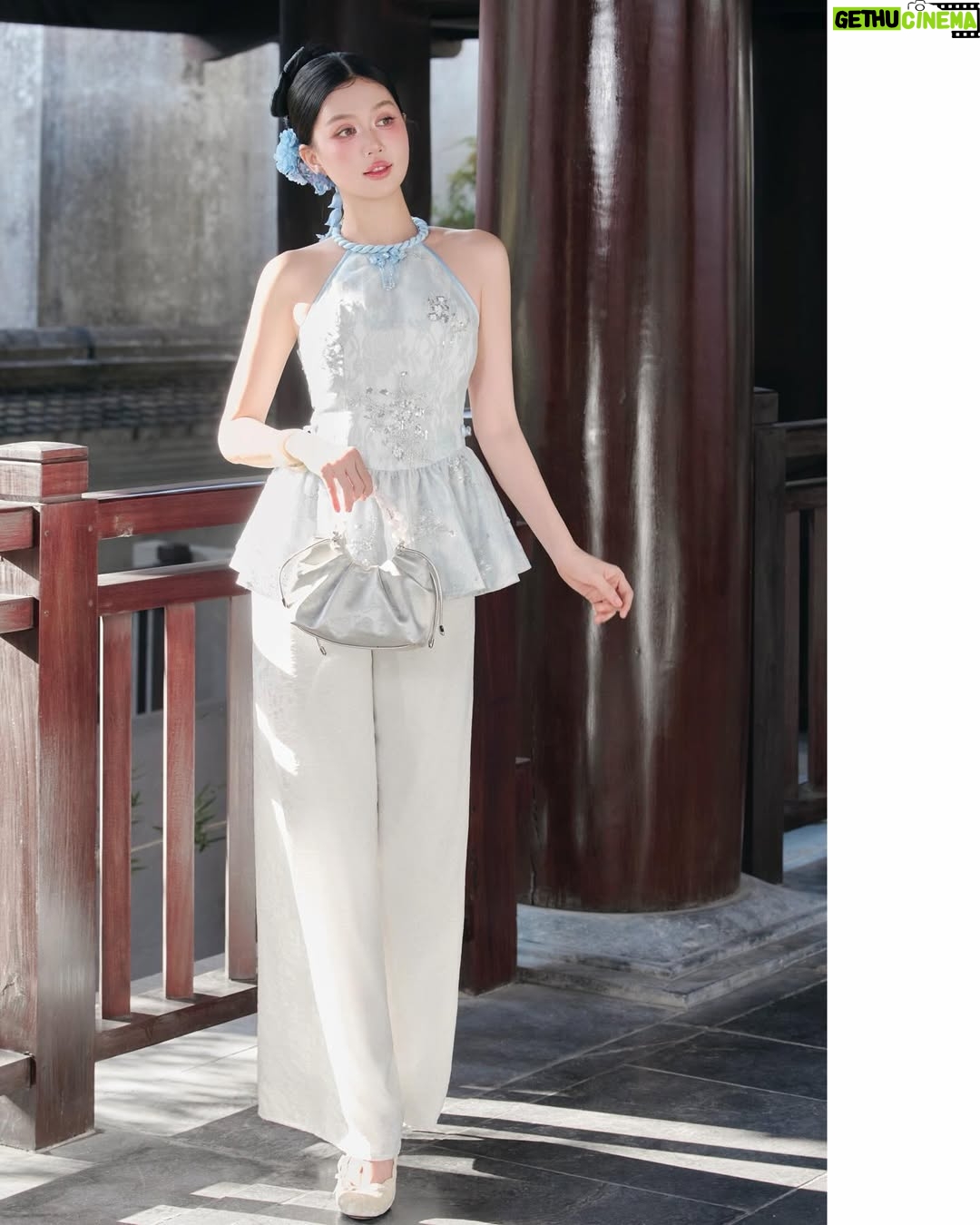 Ngoc Trinh - 47.6K Likes - Ngày mai, 2026 sẽ bắt đầu 🌱

Nếu quay lại 5 năm trước, Trinh chắc chắn không thể hình dung được mình của hôm nay.
Không phải một phiên bản rực rỡ hơn, mà là một phiên bản lắng hơn, sâu hơn.
Vẫn “động”, nhưng là sự chuyển động ở bên trong, nơi Trinh học cách nhìn lại chính mình, thay vì chỉ mải nhìn ra thế giới bên ngoài.

Ngày trước, Trinh cũng yêu bản thân.
Nhưng đó là kiểu yêu phải cố gắng: cố gắng mạnh mẽ hơn, giỏi hơn, tốt hơn trong mắt người khác.
Còn bây giờ, Trinh học một cách yêu khác. Yêu những gì mình đang có, yêu cả những vết xước, những tổn thương, những khuyết điểm… và cả đứa trẻ nhỏ bé trong tâm hồn mình, đã từng buồn, từng sợ, từng tổn thương rất nhiều.

Có lẽ, trưởng thành không làm con người ta hào nhoáng hơn.
Trưởng thành chỉ khiến mình bình yên hơn.
Ít ồn ào hơn, ít chứng minh hơn, nhưng lại dịu dàng với chính mình nhiều hơn 💗

Trinh biết ơn vì sau tất cả những biến cố, mình vẫn còn được làm công việc mình yêu.
Được đứng trước ống kính, được livestream, bán hàng, đóng phim.
Và quan trọng nhất là vẫn được mọi người yêu thương, tin tưởng và ở lại.

Cảm ơn những người đã đồng hành cùng Trinh, không chỉ trong những lúc rực rỡ, mà cả những lúc Trinh lặng im nhất 🤍

Chúc cho năm 2026, tất cả chúng ta được sống đúng với trái tim mình, làm điều mình yêu, và đủ bình yên để mỉm cười với chính bản thân mỗi ngày 💛 #ngoctrinh #ngoctrinh89

Chúc mừng năm mới 2026 🥂🎆