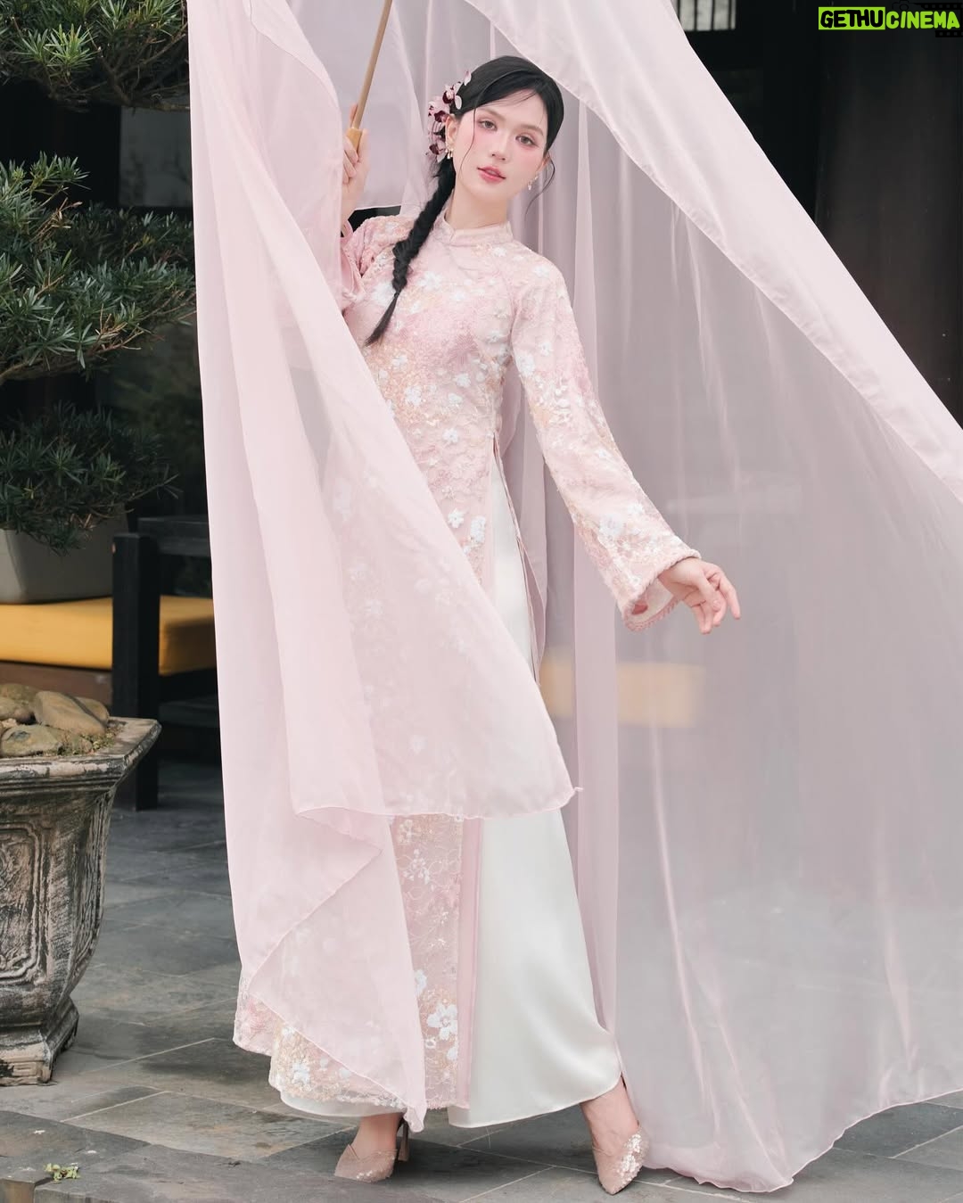 Ngoc Trinh - 47.6K Likes - Ngày mai, 2026 sẽ bắt đầu 🌱

Nếu quay lại 5 năm trước, Trinh chắc chắn không thể hình dung được mình của hôm nay.
Không phải một phiên bản rực rỡ hơn, mà là một phiên bản lắng hơn, sâu hơn.
Vẫn “động”, nhưng là sự chuyển động ở bên trong, nơi Trinh học cách nhìn lại chính mình, thay vì chỉ mải nhìn ra thế giới bên ngoài.

Ngày trước, Trinh cũng yêu bản thân.
Nhưng đó là kiểu yêu phải cố gắng: cố gắng mạnh mẽ hơn, giỏi hơn, tốt hơn trong mắt người khác.
Còn bây giờ, Trinh học một cách yêu khác. Yêu những gì mình đang có, yêu cả những vết xước, những tổn thương, những khuyết điểm… và cả đứa trẻ nhỏ bé trong tâm hồn mình, đã từng buồn, từng sợ, từng tổn thương rất nhiều.

Có lẽ, trưởng thành không làm con người ta hào nhoáng hơn.
Trưởng thành chỉ khiến mình bình yên hơn.
Ít ồn ào hơn, ít chứng minh hơn, nhưng lại dịu dàng với chính mình nhiều hơn 💗

Trinh biết ơn vì sau tất cả những biến cố, mình vẫn còn được làm công việc mình yêu.
Được đứng trước ống kính, được livestream, bán hàng, đóng phim.
Và quan trọng nhất là vẫn được mọi người yêu thương, tin tưởng và ở lại.

Cảm ơn những người đã đồng hành cùng Trinh, không chỉ trong những lúc rực rỡ, mà cả những lúc Trinh lặng im nhất 🤍

Chúc cho năm 2026, tất cả chúng ta được sống đúng với trái tim mình, làm điều mình yêu, và đủ bình yên để mỉm cười với chính bản thân mỗi ngày 💛 #ngoctrinh #ngoctrinh89

Chúc mừng năm mới 2026 🥂🎆