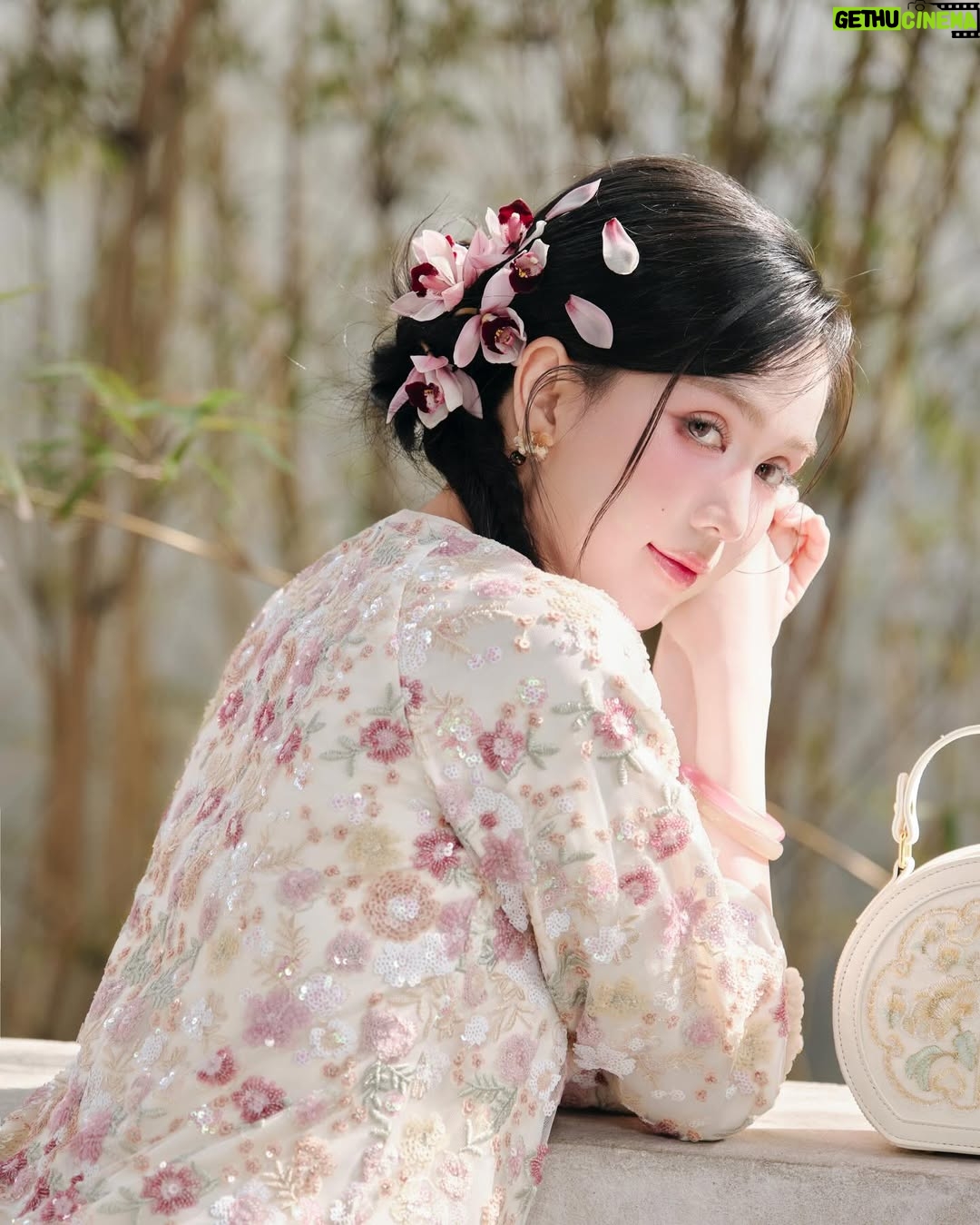 Ngoc Trinh - 47.6K Likes - Ngày mai, 2026 sẽ bắt đầu 🌱

Nếu quay lại 5 năm trước, Trinh chắc chắn không thể hình dung được mình của hôm nay.
Không phải một phiên bản rực rỡ hơn, mà là một phiên bản lắng hơn, sâu hơn.
Vẫn “động”, nhưng là sự chuyển động ở bên trong, nơi Trinh học cách nhìn lại chính mình, thay vì chỉ mải nhìn ra thế giới bên ngoài.

Ngày trước, Trinh cũng yêu bản thân.
Nhưng đó là kiểu yêu phải cố gắng: cố gắng mạnh mẽ hơn, giỏi hơn, tốt hơn trong mắt người khác.
Còn bây giờ, Trinh học một cách yêu khác. Yêu những gì mình đang có, yêu cả những vết xước, những tổn thương, những khuyết điểm… và cả đứa trẻ nhỏ bé trong tâm hồn mình, đã từng buồn, từng sợ, từng tổn thương rất nhiều.

Có lẽ, trưởng thành không làm con người ta hào nhoáng hơn.
Trưởng thành chỉ khiến mình bình yên hơn.
Ít ồn ào hơn, ít chứng minh hơn, nhưng lại dịu dàng với chính mình nhiều hơn 💗

Trinh biết ơn vì sau tất cả những biến cố, mình vẫn còn được làm công việc mình yêu.
Được đứng trước ống kính, được livestream, bán hàng, đóng phim.
Và quan trọng nhất là vẫn được mọi người yêu thương, tin tưởng và ở lại.

Cảm ơn những người đã đồng hành cùng Trinh, không chỉ trong những lúc rực rỡ, mà cả những lúc Trinh lặng im nhất 🤍

Chúc cho năm 2026, tất cả chúng ta được sống đúng với trái tim mình, làm điều mình yêu, và đủ bình yên để mỉm cười với chính bản thân mỗi ngày 💛 #ngoctrinh #ngoctrinh89

Chúc mừng năm mới 2026 🥂🎆