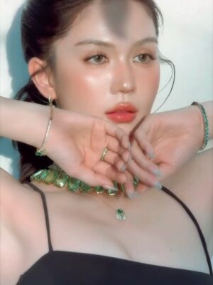 Ngoc Trinh Instagram - Pha lê lặng lẽ bắt sáng, còn Trinh thì nhẹ nhàng bắt trend #SummerVibes 💚✨ #ngoctrinh #ngoctrinh89 

@swarovski  @swarovski_retailer_vietnam  #Swarovski #SwarovskiMillenia #SwarovskiIdyllia