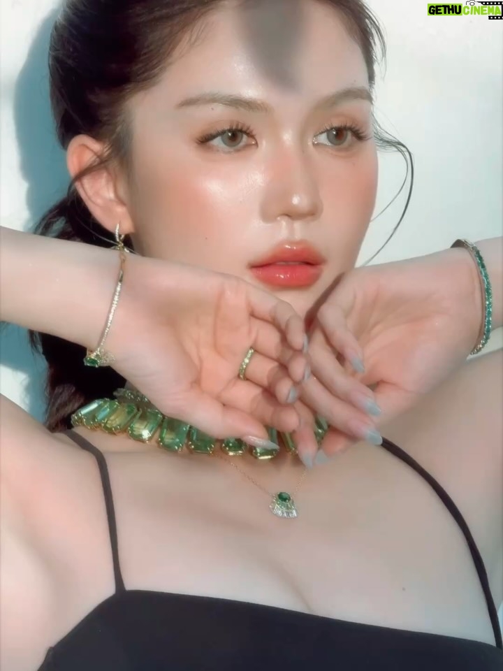 Ngoc Trinh - 124.4K Likes - Pha lê lặng lẽ bắt sáng, còn Trinh thì nhẹ nhàng bắt trend #SummerVibes 💚✨ #ngoctrinh #ngoctrinh89 

@swarovski  @swarovski_retailer_vietnam  #Swarovski #SwarovskiMillenia #SwarovskiIdyllia