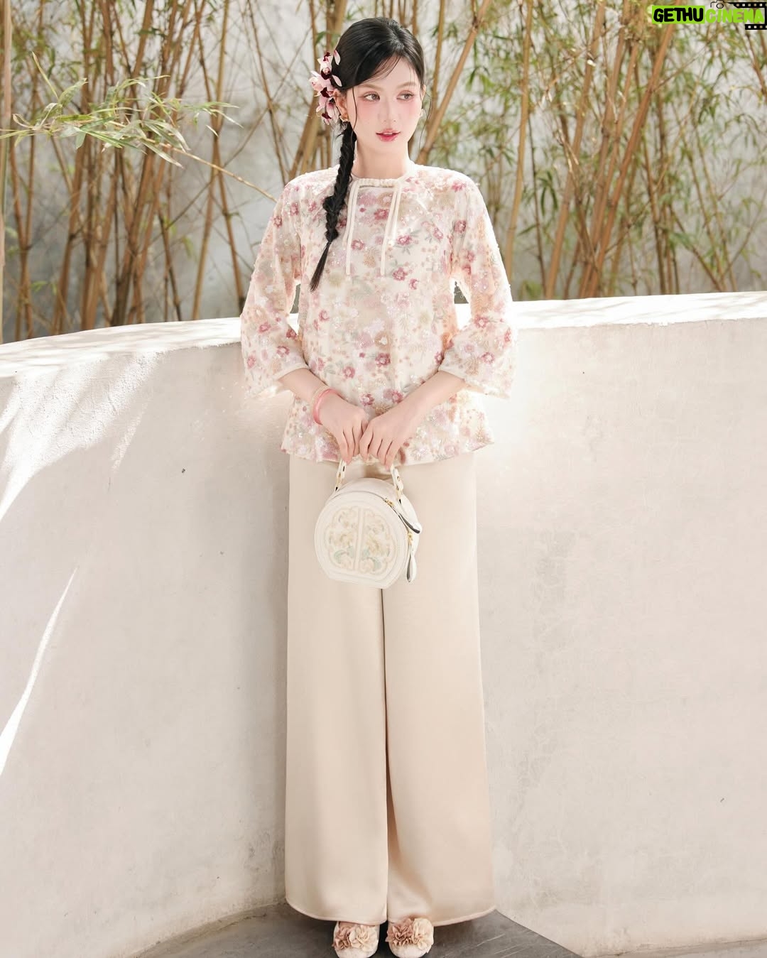 Ngoc Trinh - 47.6K Likes - Ngày mai, 2026 sẽ bắt đầu 🌱

Nếu quay lại 5 năm trước, Trinh chắc chắn không thể hình dung được mình của hôm nay.
Không phải một phiên bản rực rỡ hơn, mà là một phiên bản lắng hơn, sâu hơn.
Vẫn “động”, nhưng là sự chuyển động ở bên trong, nơi Trinh học cách nhìn lại chính mình, thay vì chỉ mải nhìn ra thế giới bên ngoài.

Ngày trước, Trinh cũng yêu bản thân.
Nhưng đó là kiểu yêu phải cố gắng: cố gắng mạnh mẽ hơn, giỏi hơn, tốt hơn trong mắt người khác.
Còn bây giờ, Trinh học một cách yêu khác. Yêu những gì mình đang có, yêu cả những vết xước, những tổn thương, những khuyết điểm… và cả đứa trẻ nhỏ bé trong tâm hồn mình, đã từng buồn, từng sợ, từng tổn thương rất nhiều.

Có lẽ, trưởng thành không làm con người ta hào nhoáng hơn.
Trưởng thành chỉ khiến mình bình yên hơn.
Ít ồn ào hơn, ít chứng minh hơn, nhưng lại dịu dàng với chính mình nhiều hơn 💗

Trinh biết ơn vì sau tất cả những biến cố, mình vẫn còn được làm công việc mình yêu.
Được đứng trước ống kính, được livestream, bán hàng, đóng phim.
Và quan trọng nhất là vẫn được mọi người yêu thương, tin tưởng và ở lại.

Cảm ơn những người đã đồng hành cùng Trinh, không chỉ trong những lúc rực rỡ, mà cả những lúc Trinh lặng im nhất 🤍

Chúc cho năm 2026, tất cả chúng ta được sống đúng với trái tim mình, làm điều mình yêu, và đủ bình yên để mỉm cười với chính bản thân mỗi ngày 💛 #ngoctrinh #ngoctrinh89

Chúc mừng năm mới 2026 🥂🎆