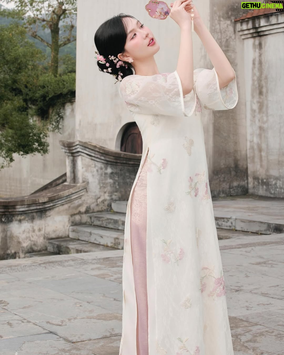 Ngoc Trinh - 47.6K Likes - Ngày mai, 2026 sẽ bắt đầu 🌱

Nếu quay lại 5 năm trước, Trinh chắc chắn không thể hình dung được mình của hôm nay.
Không phải một phiên bản rực rỡ hơn, mà là một phiên bản lắng hơn, sâu hơn.
Vẫn “động”, nhưng là sự chuyển động ở bên trong, nơi Trinh học cách nhìn lại chính mình, thay vì chỉ mải nhìn ra thế giới bên ngoài.

Ngày trước, Trinh cũng yêu bản thân.
Nhưng đó là kiểu yêu phải cố gắng: cố gắng mạnh mẽ hơn, giỏi hơn, tốt hơn trong mắt người khác.
Còn bây giờ, Trinh học một cách yêu khác. Yêu những gì mình đang có, yêu cả những vết xước, những tổn thương, những khuyết điểm… và cả đứa trẻ nhỏ bé trong tâm hồn mình, đã từng buồn, từng sợ, từng tổn thương rất nhiều.

Có lẽ, trưởng thành không làm con người ta hào nhoáng hơn.
Trưởng thành chỉ khiến mình bình yên hơn.
Ít ồn ào hơn, ít chứng minh hơn, nhưng lại dịu dàng với chính mình nhiều hơn 💗

Trinh biết ơn vì sau tất cả những biến cố, mình vẫn còn được làm công việc mình yêu.
Được đứng trước ống kính, được livestream, bán hàng, đóng phim.
Và quan trọng nhất là vẫn được mọi người yêu thương, tin tưởng và ở lại.

Cảm ơn những người đã đồng hành cùng Trinh, không chỉ trong những lúc rực rỡ, mà cả những lúc Trinh lặng im nhất 🤍

Chúc cho năm 2026, tất cả chúng ta được sống đúng với trái tim mình, làm điều mình yêu, và đủ bình yên để mỉm cười với chính bản thân mỗi ngày 💛 #ngoctrinh #ngoctrinh89

Chúc mừng năm mới 2026 🥂🎆