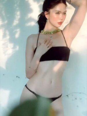 Ngoc Trinh Instagram - Pha lê lặng lẽ bắt sáng, còn Trinh thì nhẹ nhàng bắt trend #SummerVibes 💚✨ #ngoctrinh #ngoctrinh89 

@swarovski  @swarovski_retailer_vietnam  #Swarovski #SwarovskiMillenia #SwarovskiIdyllia