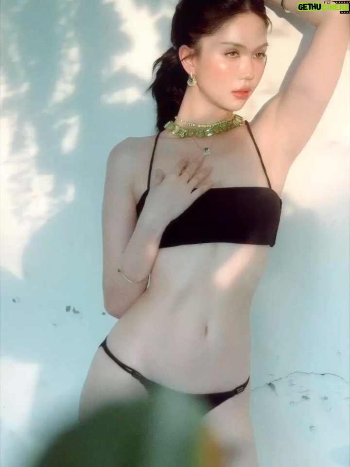 Ngoc Trinh - 124.4K Likes - Pha lê lặng lẽ bắt sáng, còn Trinh thì nhẹ nhàng bắt trend #SummerVibes 💚✨ #ngoctrinh #ngoctrinh89 

@swarovski  @swarovski_retailer_vietnam  #Swarovski #SwarovskiMillenia #SwarovskiIdyllia