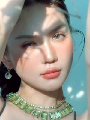 Ngoc Trinh Instagram - Pha lê lặng lẽ bắt sáng, còn Trinh thì nhẹ nhàng bắt trend #SummerVibes 💚✨ #ngoctrinh #ngoctrinh89 

@swarovski  @swarovski_retailer_vietnam  #Swarovski #SwarovskiMillenia #SwarovskiIdyllia