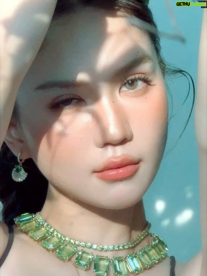 Ngoc Trinh - 124.4K Likes - Pha lê lặng lẽ bắt sáng, còn Trinh thì nhẹ nhàng bắt trend #SummerVibes 💚✨ #ngoctrinh #ngoctrinh89 

@swarovski  @swarovski_retailer_vietnam  #Swarovski #SwarovskiMillenia #SwarovskiIdyllia