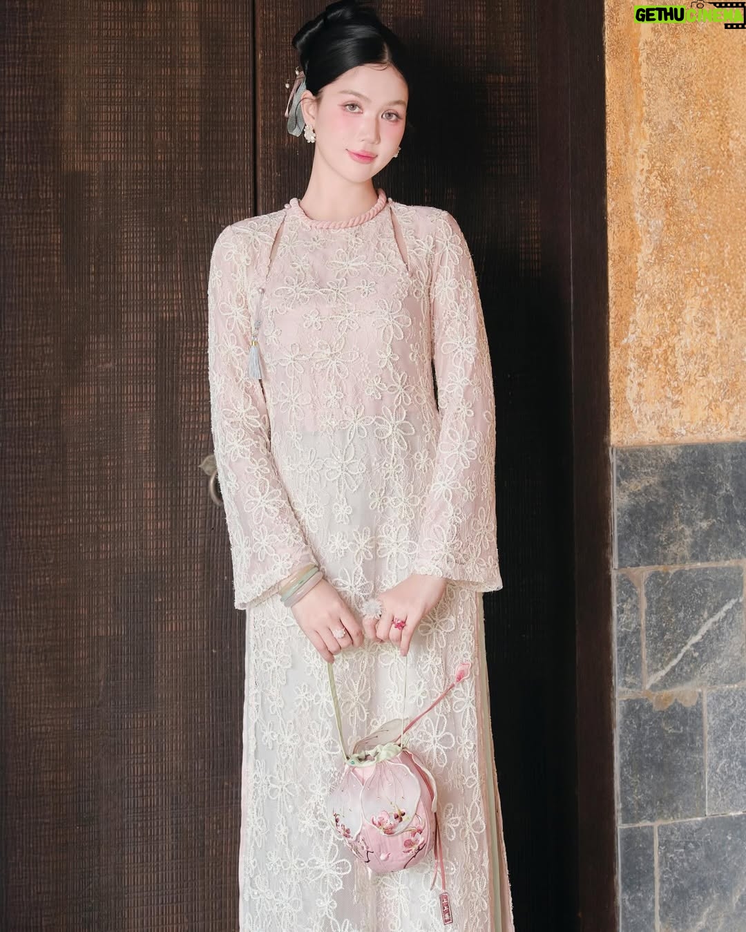 Ngoc Trinh - 47.6K Likes - Ngày mai, 2026 sẽ bắt đầu 🌱

Nếu quay lại 5 năm trước, Trinh chắc chắn không thể hình dung được mình của hôm nay.
Không phải một phiên bản rực rỡ hơn, mà là một phiên bản lắng hơn, sâu hơn.
Vẫn “động”, nhưng là sự chuyển động ở bên trong, nơi Trinh học cách nhìn lại chính mình, thay vì chỉ mải nhìn ra thế giới bên ngoài.

Ngày trước, Trinh cũng yêu bản thân.
Nhưng đó là kiểu yêu phải cố gắng: cố gắng mạnh mẽ hơn, giỏi hơn, tốt hơn trong mắt người khác.
Còn bây giờ, Trinh học một cách yêu khác. Yêu những gì mình đang có, yêu cả những vết xước, những tổn thương, những khuyết điểm… và cả đứa trẻ nhỏ bé trong tâm hồn mình, đã từng buồn, từng sợ, từng tổn thương rất nhiều.

Có lẽ, trưởng thành không làm con người ta hào nhoáng hơn.
Trưởng thành chỉ khiến mình bình yên hơn.
Ít ồn ào hơn, ít chứng minh hơn, nhưng lại dịu dàng với chính mình nhiều hơn 💗

Trinh biết ơn vì sau tất cả những biến cố, mình vẫn còn được làm công việc mình yêu.
Được đứng trước ống kính, được livestream, bán hàng, đóng phim.
Và quan trọng nhất là vẫn được mọi người yêu thương, tin tưởng và ở lại.

Cảm ơn những người đã đồng hành cùng Trinh, không chỉ trong những lúc rực rỡ, mà cả những lúc Trinh lặng im nhất 🤍

Chúc cho năm 2026, tất cả chúng ta được sống đúng với trái tim mình, làm điều mình yêu, và đủ bình yên để mỉm cười với chính bản thân mỗi ngày 💛 #ngoctrinh #ngoctrinh89

Chúc mừng năm mới 2026 🥂🎆