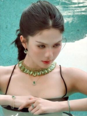 Ngoc Trinh Instagram - Pha lê lặng lẽ bắt sáng, còn Trinh thì nhẹ nhàng bắt trend #SummerVibes 💚✨ #ngoctrinh #ngoctrinh89 

@swarovski  @swarovski_retailer_vietnam  #Swarovski #SwarovskiMillenia #SwarovskiIdyllia