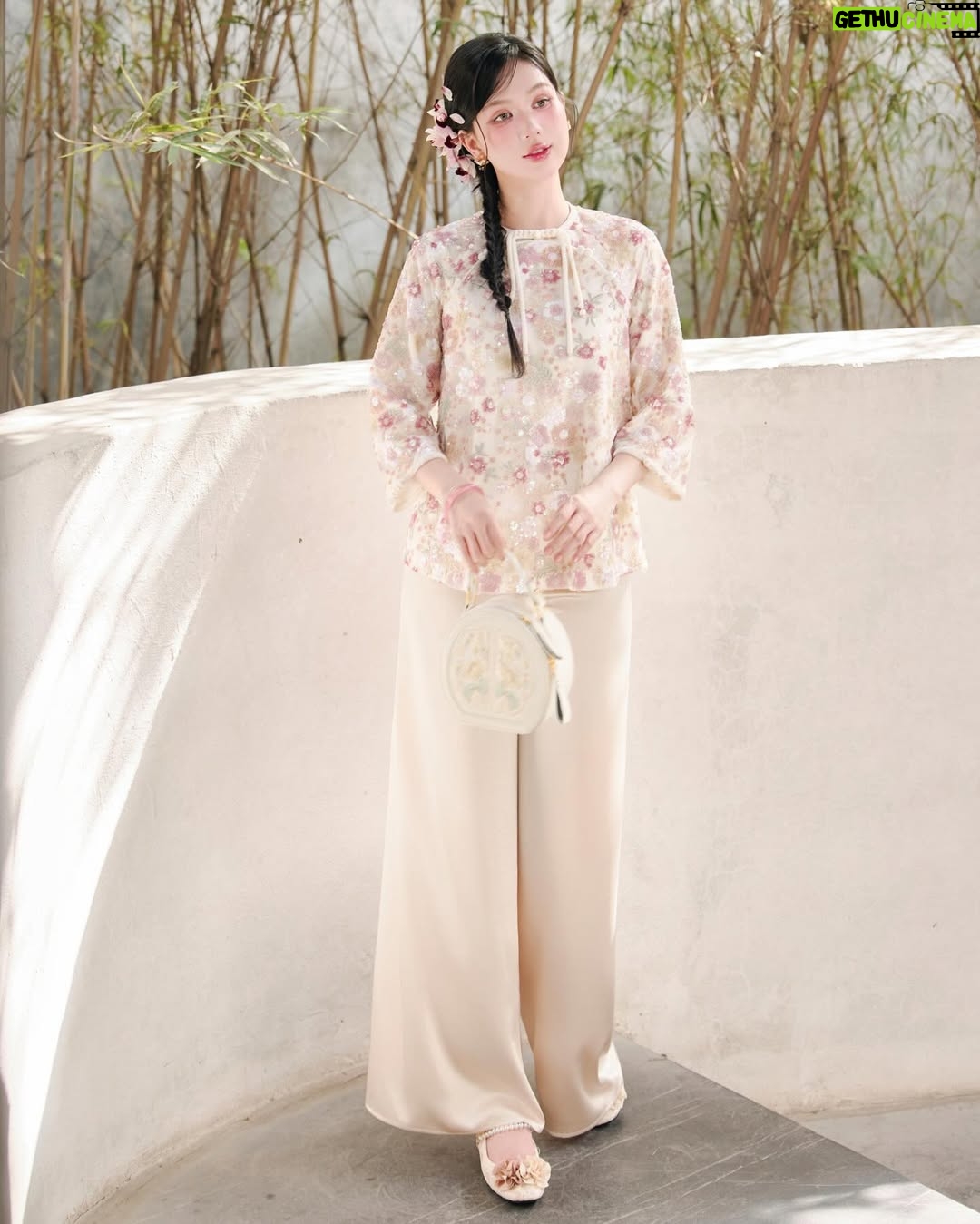 Ngoc Trinh - 47.6K Likes - Ngày mai, 2026 sẽ bắt đầu 🌱

Nếu quay lại 5 năm trước, Trinh chắc chắn không thể hình dung được mình của hôm nay.
Không phải một phiên bản rực rỡ hơn, mà là một phiên bản lắng hơn, sâu hơn.
Vẫn “động”, nhưng là sự chuyển động ở bên trong, nơi Trinh học cách nhìn lại chính mình, thay vì chỉ mải nhìn ra thế giới bên ngoài.

Ngày trước, Trinh cũng yêu bản thân.
Nhưng đó là kiểu yêu phải cố gắng: cố gắng mạnh mẽ hơn, giỏi hơn, tốt hơn trong mắt người khác.
Còn bây giờ, Trinh học một cách yêu khác. Yêu những gì mình đang có, yêu cả những vết xước, những tổn thương, những khuyết điểm… và cả đứa trẻ nhỏ bé trong tâm hồn mình, đã từng buồn, từng sợ, từng tổn thương rất nhiều.

Có lẽ, trưởng thành không làm con người ta hào nhoáng hơn.
Trưởng thành chỉ khiến mình bình yên hơn.
Ít ồn ào hơn, ít chứng minh hơn, nhưng lại dịu dàng với chính mình nhiều hơn 💗

Trinh biết ơn vì sau tất cả những biến cố, mình vẫn còn được làm công việc mình yêu.
Được đứng trước ống kính, được livestream, bán hàng, đóng phim.
Và quan trọng nhất là vẫn được mọi người yêu thương, tin tưởng và ở lại.

Cảm ơn những người đã đồng hành cùng Trinh, không chỉ trong những lúc rực rỡ, mà cả những lúc Trinh lặng im nhất 🤍

Chúc cho năm 2026, tất cả chúng ta được sống đúng với trái tim mình, làm điều mình yêu, và đủ bình yên để mỉm cười với chính bản thân mỗi ngày 💛 #ngoctrinh #ngoctrinh89

Chúc mừng năm mới 2026 🥂🎆