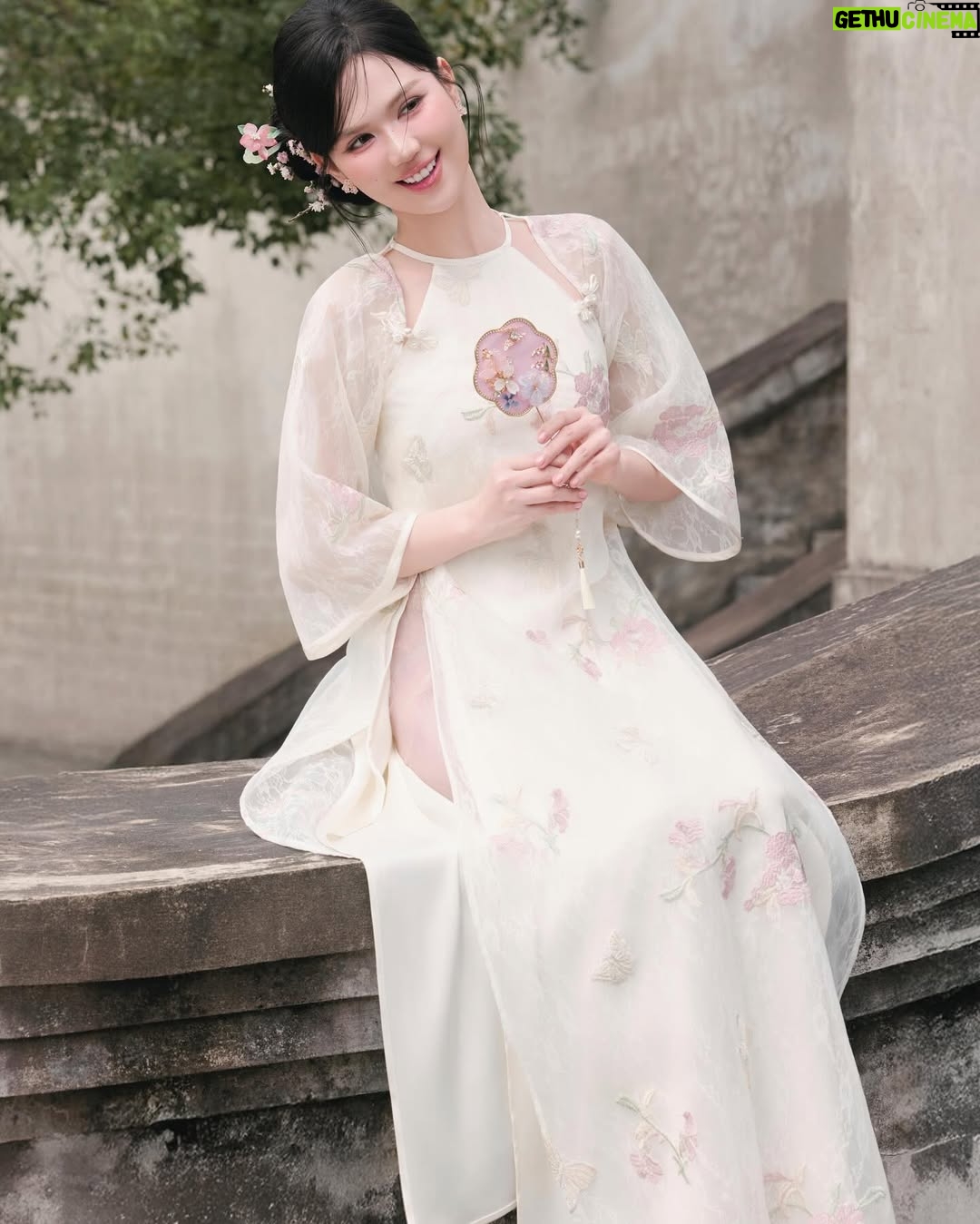 Ngoc Trinh - 47.6K Likes - Ngày mai, 2026 sẽ bắt đầu 🌱

Nếu quay lại 5 năm trước, Trinh chắc chắn không thể hình dung được mình của hôm nay.
Không phải một phiên bản rực rỡ hơn, mà là một phiên bản lắng hơn, sâu hơn.
Vẫn “động”, nhưng là sự chuyển động ở bên trong, nơi Trinh học cách nhìn lại chính mình, thay vì chỉ mải nhìn ra thế giới bên ngoài.

Ngày trước, Trinh cũng yêu bản thân.
Nhưng đó là kiểu yêu phải cố gắng: cố gắng mạnh mẽ hơn, giỏi hơn, tốt hơn trong mắt người khác.
Còn bây giờ, Trinh học một cách yêu khác. Yêu những gì mình đang có, yêu cả những vết xước, những tổn thương, những khuyết điểm… và cả đứa trẻ nhỏ bé trong tâm hồn mình, đã từng buồn, từng sợ, từng tổn thương rất nhiều.

Có lẽ, trưởng thành không làm con người ta hào nhoáng hơn.
Trưởng thành chỉ khiến mình bình yên hơn.
Ít ồn ào hơn, ít chứng minh hơn, nhưng lại dịu dàng với chính mình nhiều hơn 💗

Trinh biết ơn vì sau tất cả những biến cố, mình vẫn còn được làm công việc mình yêu.
Được đứng trước ống kính, được livestream, bán hàng, đóng phim.
Và quan trọng nhất là vẫn được mọi người yêu thương, tin tưởng và ở lại.

Cảm ơn những người đã đồng hành cùng Trinh, không chỉ trong những lúc rực rỡ, mà cả những lúc Trinh lặng im nhất 🤍

Chúc cho năm 2026, tất cả chúng ta được sống đúng với trái tim mình, làm điều mình yêu, và đủ bình yên để mỉm cười với chính bản thân mỗi ngày 💛 #ngoctrinh #ngoctrinh89

Chúc mừng năm mới 2026 🥂🎆