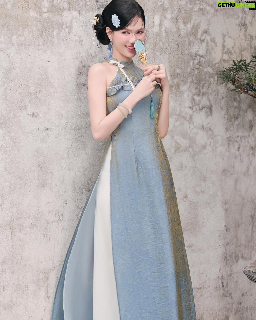 Ngoc Trinh - 47.6K Likes - Ngày mai, 2026 sẽ bắt đầu 🌱

Nếu quay lại 5 năm trước, Trinh chắc chắn không thể hình dung được mình của hôm nay.
Không phải một phiên bản rực rỡ hơn, mà là một phiên bản lắng hơn, sâu hơn.
Vẫn “động”, nhưng là sự chuyển động ở bên trong, nơi Trinh học cách nhìn lại chính mình, thay vì chỉ mải nhìn ra thế giới bên ngoài.

Ngày trước, Trinh cũng yêu bản thân.
Nhưng đó là kiểu yêu phải cố gắng: cố gắng mạnh mẽ hơn, giỏi hơn, tốt hơn trong mắt người khác.
Còn bây giờ, Trinh học một cách yêu khác. Yêu những gì mình đang có, yêu cả những vết xước, những tổn thương, những khuyết điểm… và cả đứa trẻ nhỏ bé trong tâm hồn mình, đã từng buồn, từng sợ, từng tổn thương rất nhiều.

Có lẽ, trưởng thành không làm con người ta hào nhoáng hơn.
Trưởng thành chỉ khiến mình bình yên hơn.
Ít ồn ào hơn, ít chứng minh hơn, nhưng lại dịu dàng với chính mình nhiều hơn 💗

Trinh biết ơn vì sau tất cả những biến cố, mình vẫn còn được làm công việc mình yêu.
Được đứng trước ống kính, được livestream, bán hàng, đóng phim.
Và quan trọng nhất là vẫn được mọi người yêu thương, tin tưởng và ở lại.

Cảm ơn những người đã đồng hành cùng Trinh, không chỉ trong những lúc rực rỡ, mà cả những lúc Trinh lặng im nhất 🤍

Chúc cho năm 2026, tất cả chúng ta được sống đúng với trái tim mình, làm điều mình yêu, và đủ bình yên để mỉm cười với chính bản thân mỗi ngày 💛 #ngoctrinh #ngoctrinh89

Chúc mừng năm mới 2026 🥂🎆